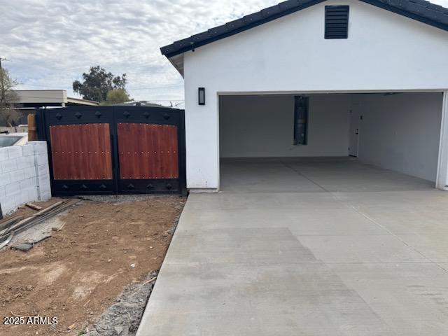 6633 N 54th Dr, Glendale, AZ 85301 - garage with fence and driveway