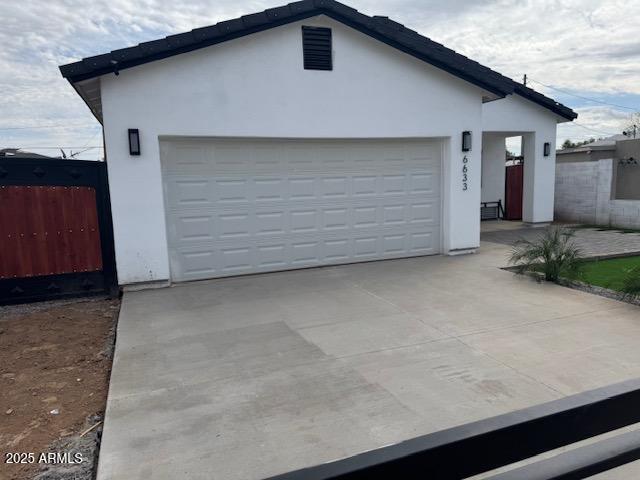 6633 N 54th Dr, Glendale, AZ 85301 - garage featuring concrete driveway and fence
