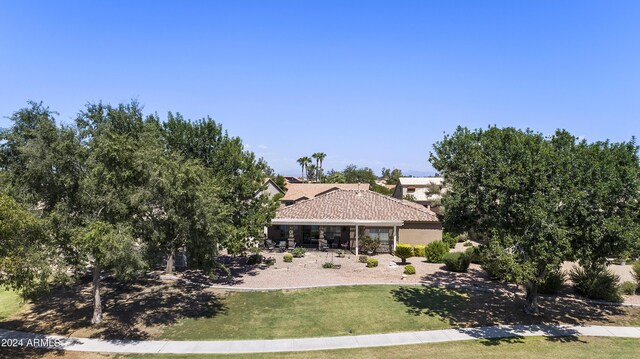 view of front of home featuring a front yard