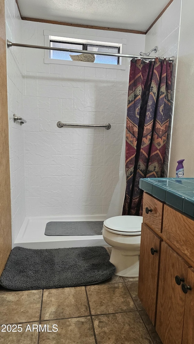 265 W 17th Ave, Apache Junction, AZ 85120 - bathroom with a tile shower, vanity, and plenty of natural light