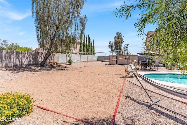 view of yard featuring a fenced in pool