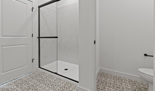 42405 W Peters Dr, Maricopa, AZ 85138 - full bath with a marble finish shower, toilet, tile patterned flooring, and baseboards