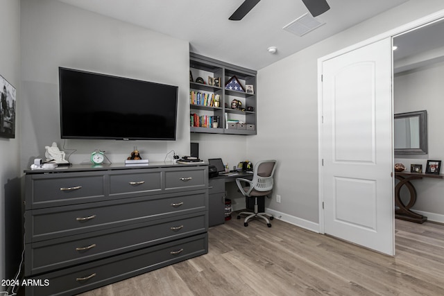 office area with light hardwood / wood-style flooring and ceiling fan