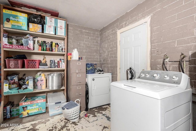 washroom featuring washing machine and clothes dryer