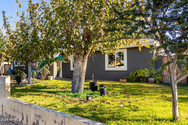 view of front facade featuring a front yard