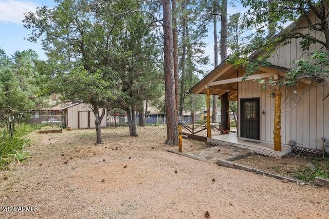 view of yard with a storage shed