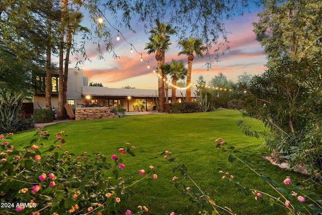 view of yard at dusk