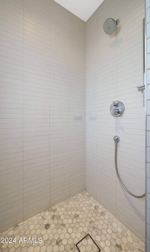 bathroom featuring a tile shower