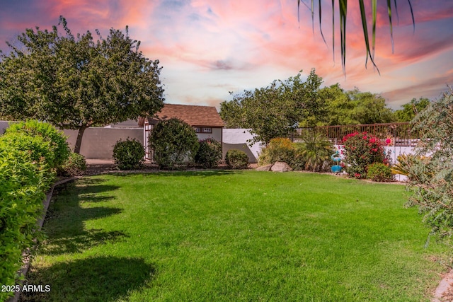 view of yard at dusk