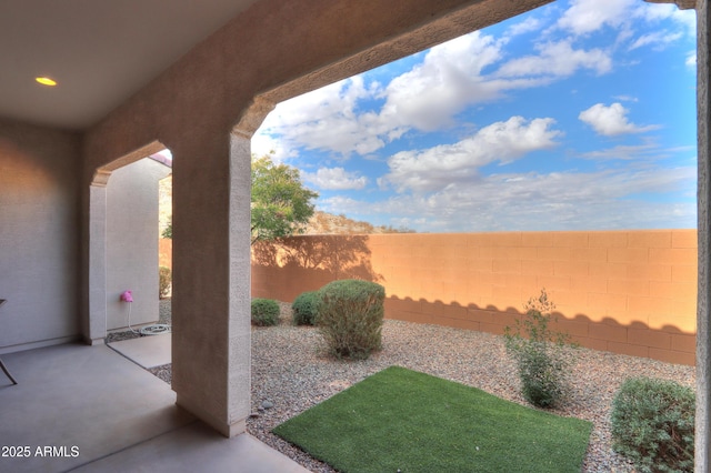 view of yard featuring a patio area