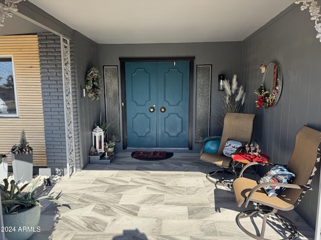 entrance to property featuring covered porch