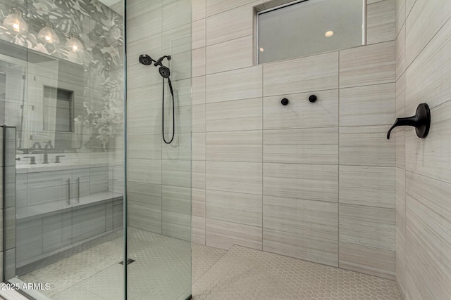 bathroom featuring a tile shower