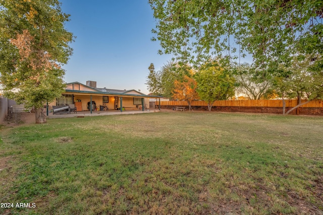 6415 W Roosevelt St, Phoenix, AZ 85043 - view of yard with a patio area