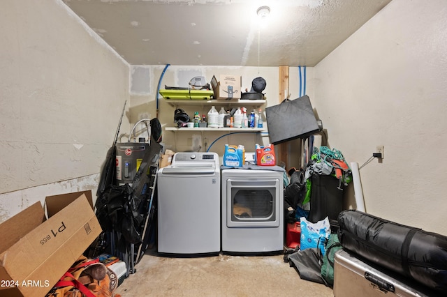 6415 W Roosevelt St, Phoenix, AZ 85043 - laundry area with washing machine and dryer, water heater, and a textured wall