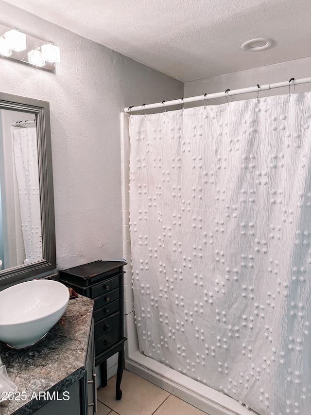 914 E 16th St, Douglas, AZ 85607 - bathroom with a textured ceiling, vanity, a textured wall, a shower with curtain, and tile patterned floors