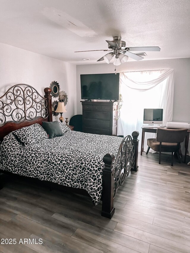 914 E 16th St, Douglas, AZ 85607 - bedroom featuring wood finished floors, ceiling fan, and a textured ceiling