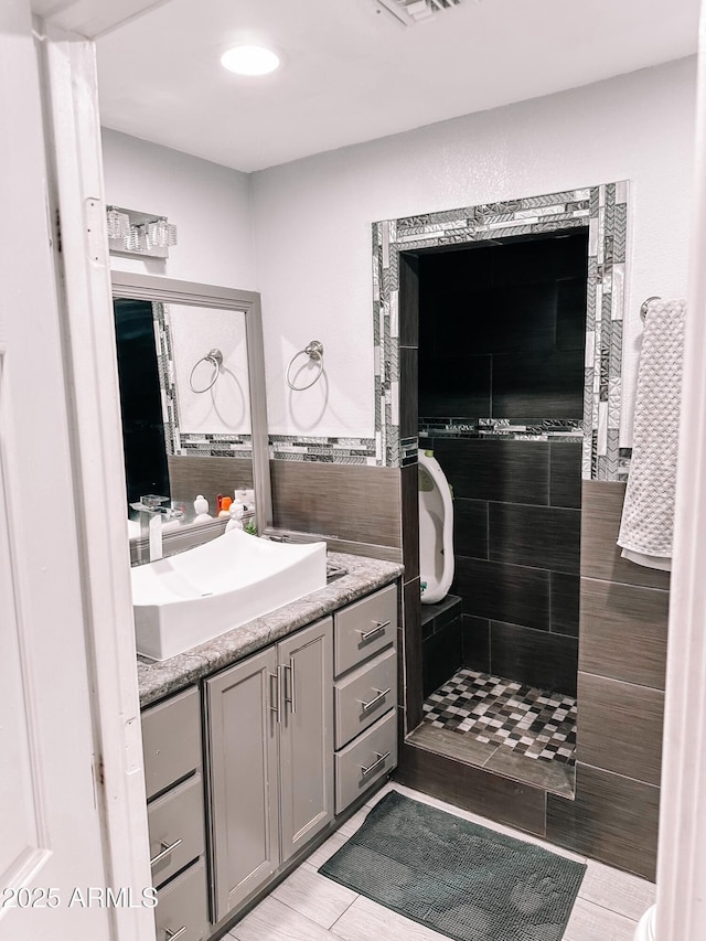914 E 16th St, Douglas, AZ 85607 - full bath featuring vanity and a tile shower