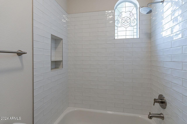 bathroom with tiled shower / bath combo