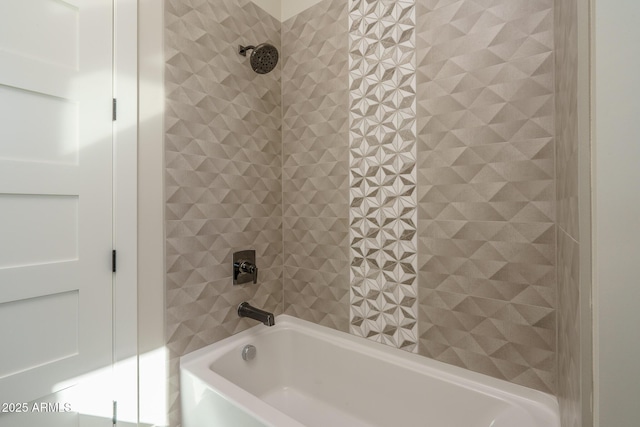 bathroom featuring tiled shower / bath