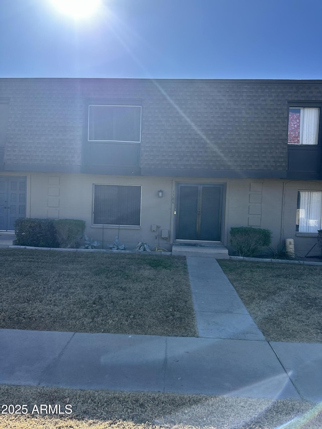 view of front of house with a front yard