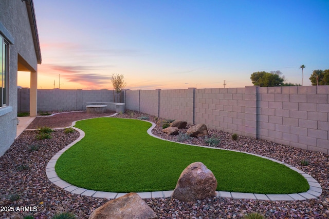 view of yard at dusk