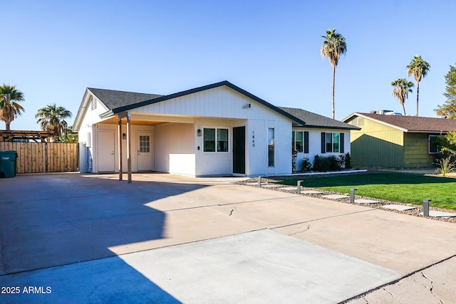 single story home featuring a front lawn