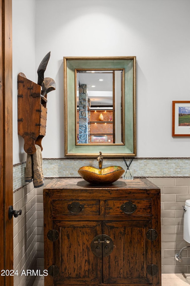11070 E Rolling Rock Dr, Scottsdale, AZ 85262 - bathroom with a wainscoted wall, toilet, vanity, and tile walls