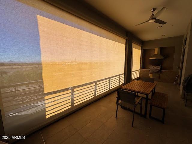 balcony featuring ceiling fan