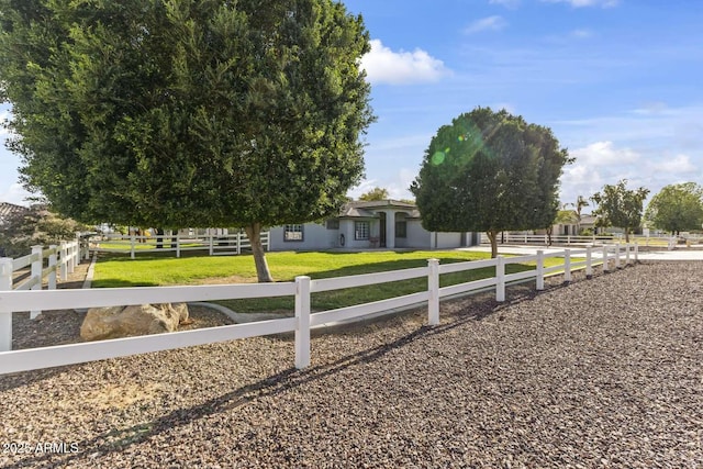 view of front facade featuring a front lawn and fence
