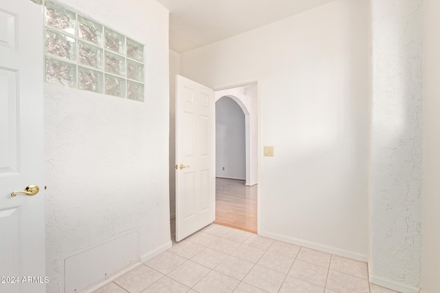 empty room featuring light tile patterned floors