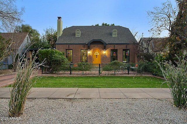 view of front of house featuring a front yard