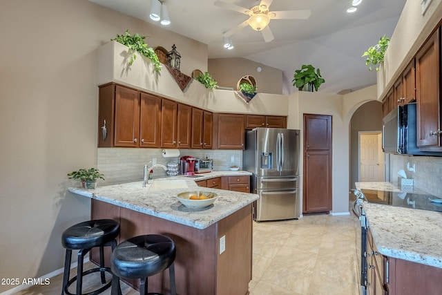 kitchen with kitchen peninsula, backsplash, sink, electric range, and stainless steel fridge with ice dispenser