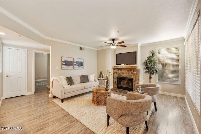 living room featuring crown molding, light hardwood / wood-style flooring, and ceiling fan