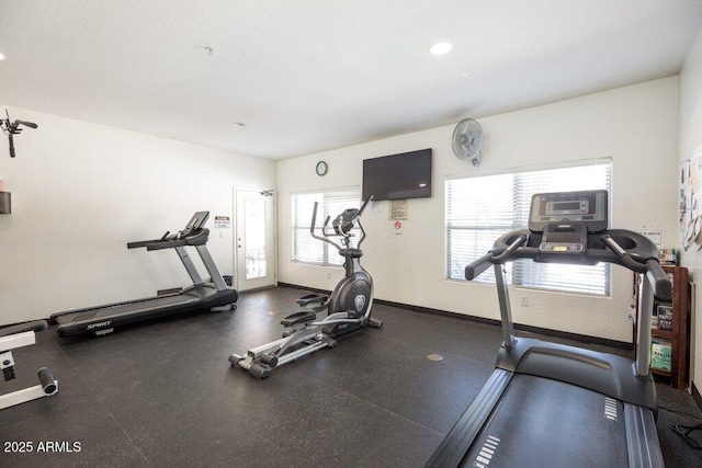 exercise area featuring baseboards