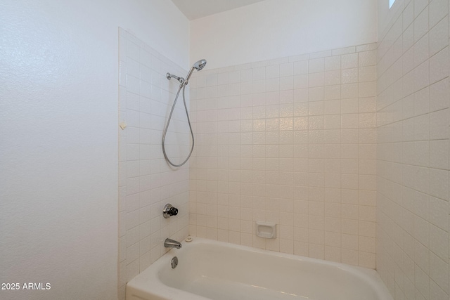 bathroom featuring tiled shower / bath combo