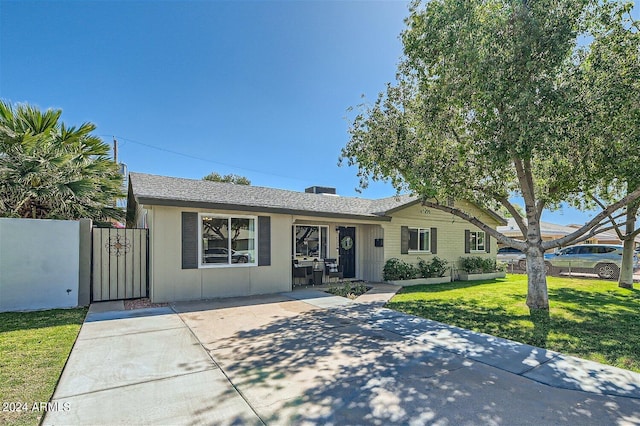 single story home with a front yard