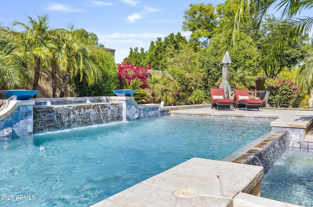 6918 E Ivyglen St, Mesa, AZ 85207 - swimming pool with a hot tub and a patio area