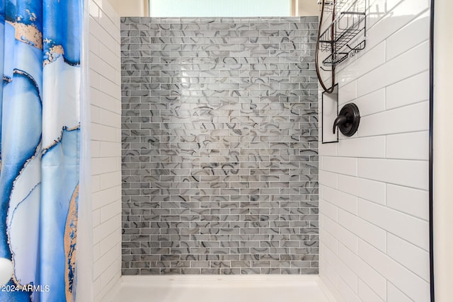 bathroom featuring a tile shower