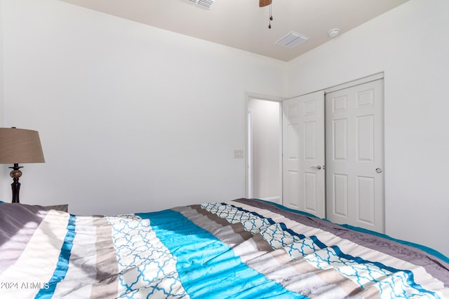 unfurnished bedroom featuring ceiling fan and a closet