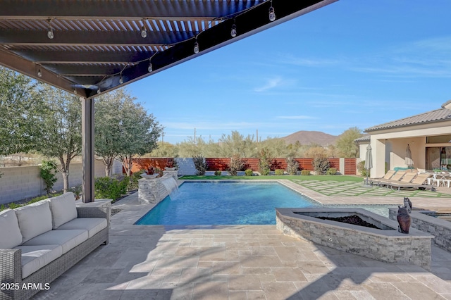 view of swimming pool featuring a pergola, an outdoor living space, a patio area, a mountain view, and pool water feature