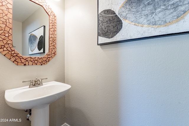 bathroom featuring sink