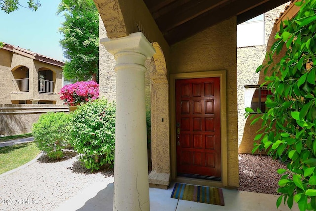view of exterior entry featuring stucco siding