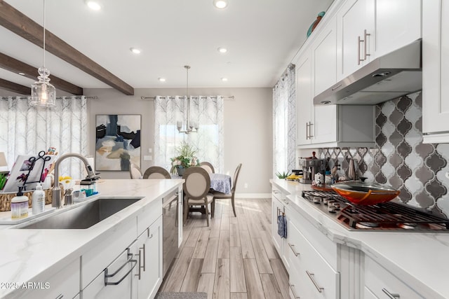 kitchen with recessed lighting, under cabinet range hood, stainless steel appliances, light wood finished floors, and a sink