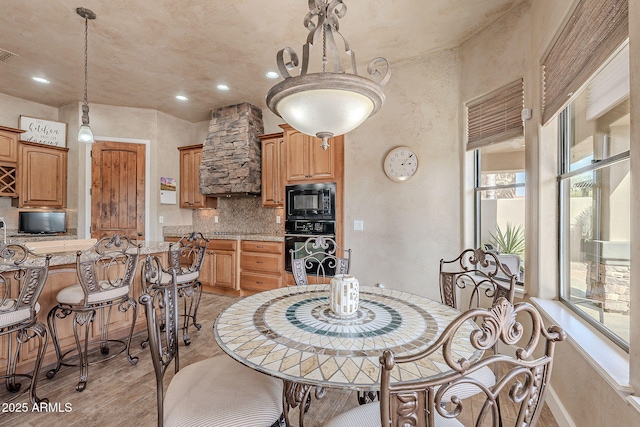 dining room featuring baseboards, recessed lighting, visible vents, and light wood-style floors