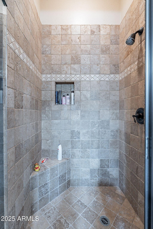 bathroom featuring a tile shower