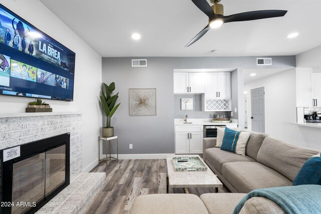 2818 N Yucca St, Chandler, AZ 85224 - living room featuring dark wood-type flooring, baseboards, visible vents, and wet bar