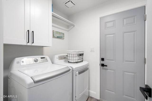 2818 N Yucca St, Chandler, AZ 85224 - clothes washing area with baseboards, visible vents, washing machine and clothes dryer, and cabinet space