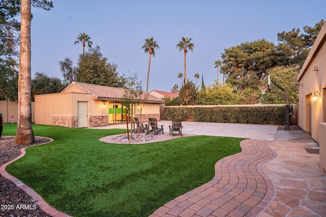 view of yard featuring a patio