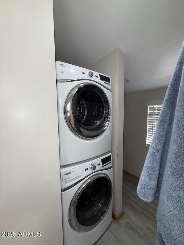 691 N Pyle Ranch Rd, Payson, AZ 85541 - laundry room with stacked washer and clothes dryer and baseboards