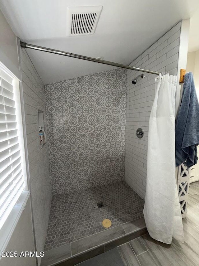 691 N Pyle Ranch Rd, Payson, AZ 85541 - bathroom featuring tiled shower and wood finished floors